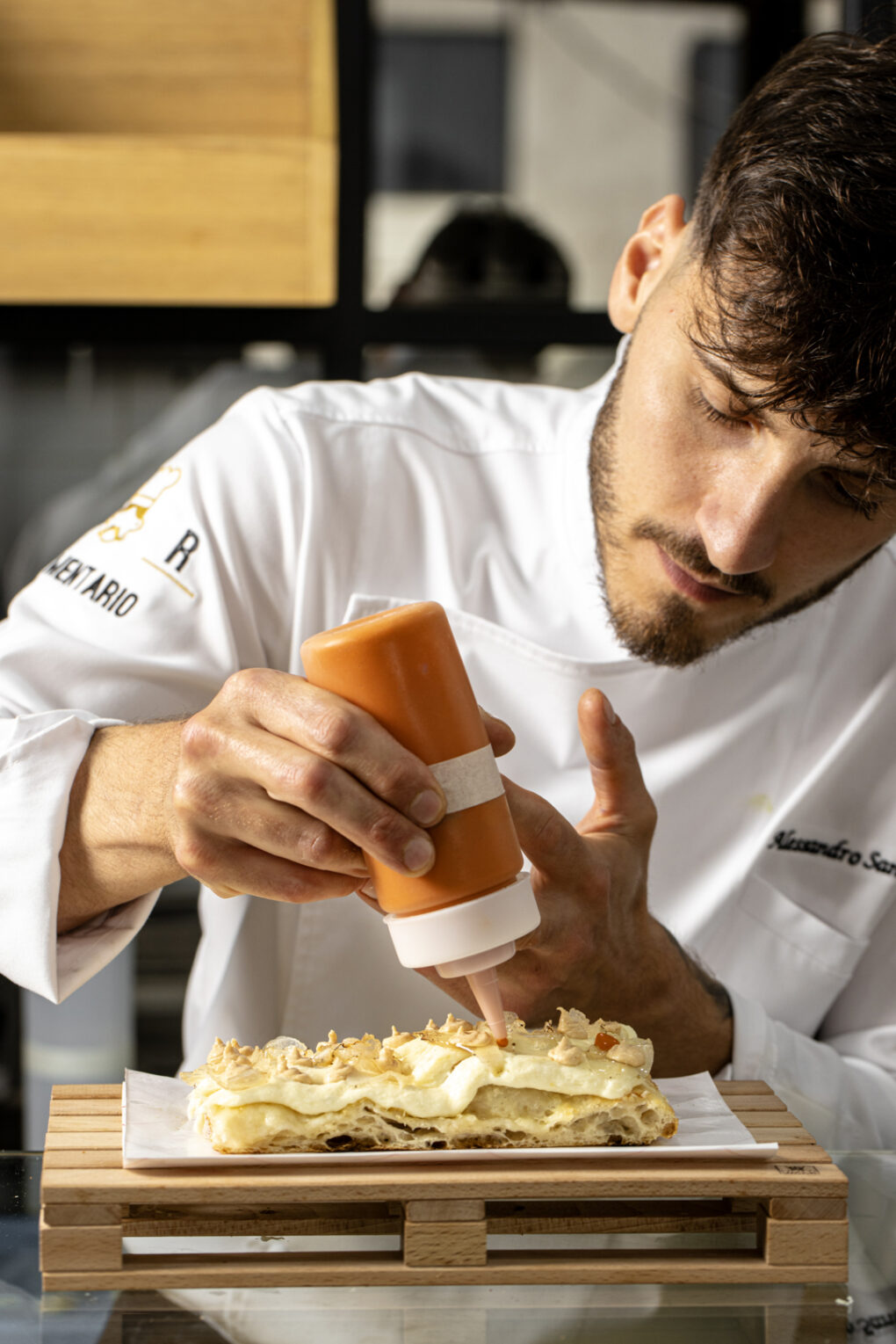 2-alessandro-santilli-con-dettaglio-salsa-peperoni-baccala-mantecato-lardo-scottato-al-cannello-salsa-di-peperoni-alla-brace-crema-di-mandorle-e-finocchietto-1